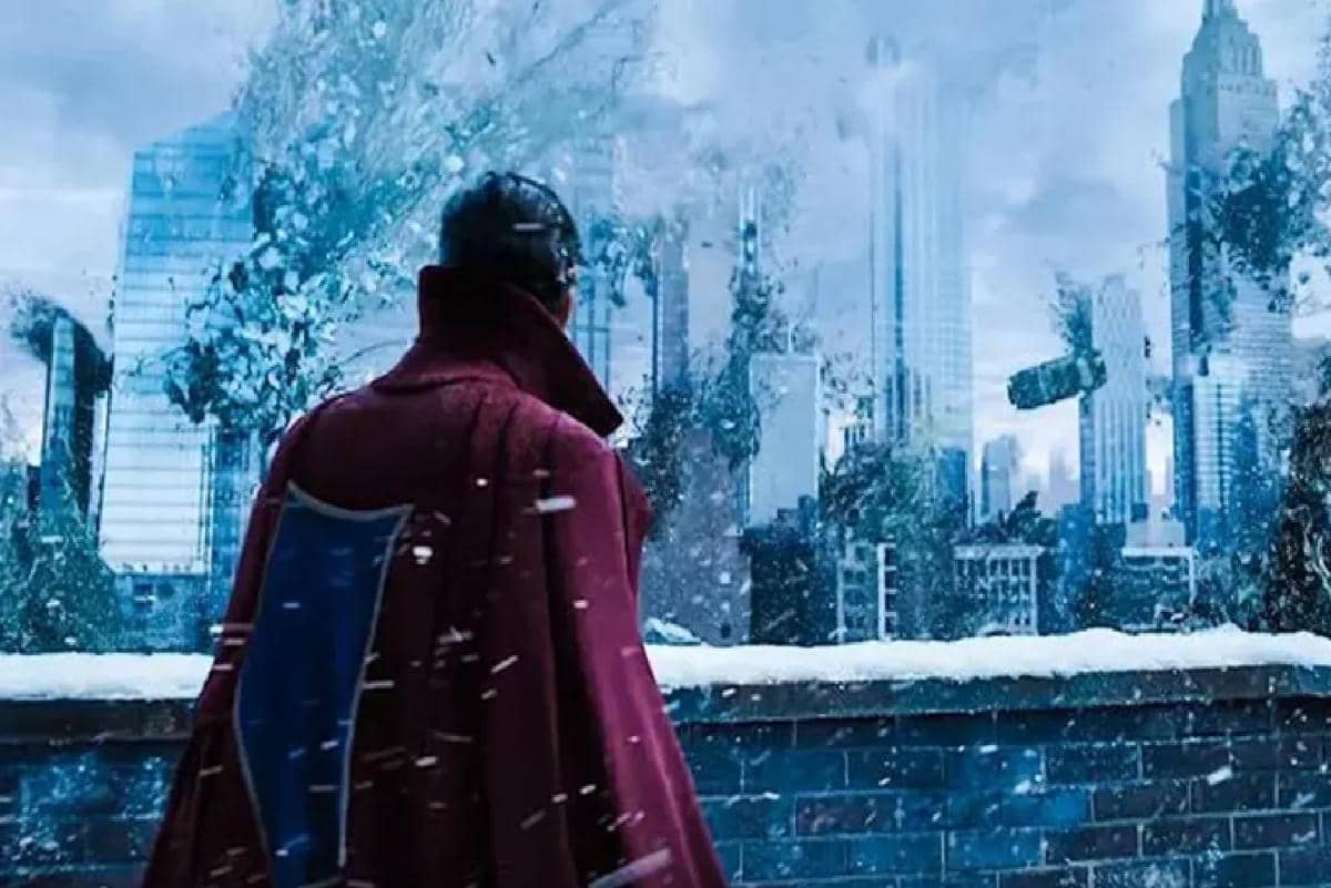 Doctor Strange menyaksikan Incursion