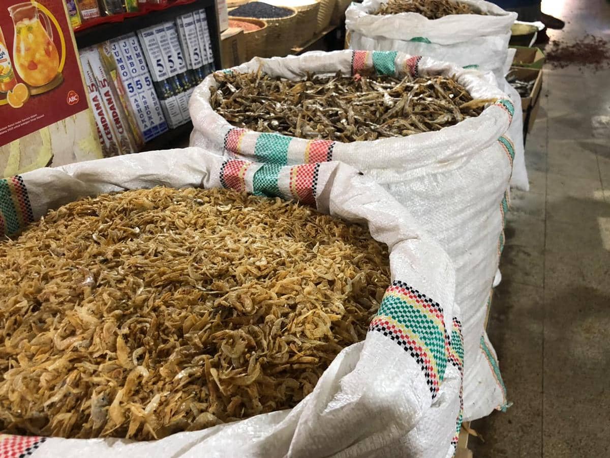 Situasi pasar tradisional di Tabanan, memperlihatkan area pasar yang menjadi tempat aktivitas warga dan pedagang.