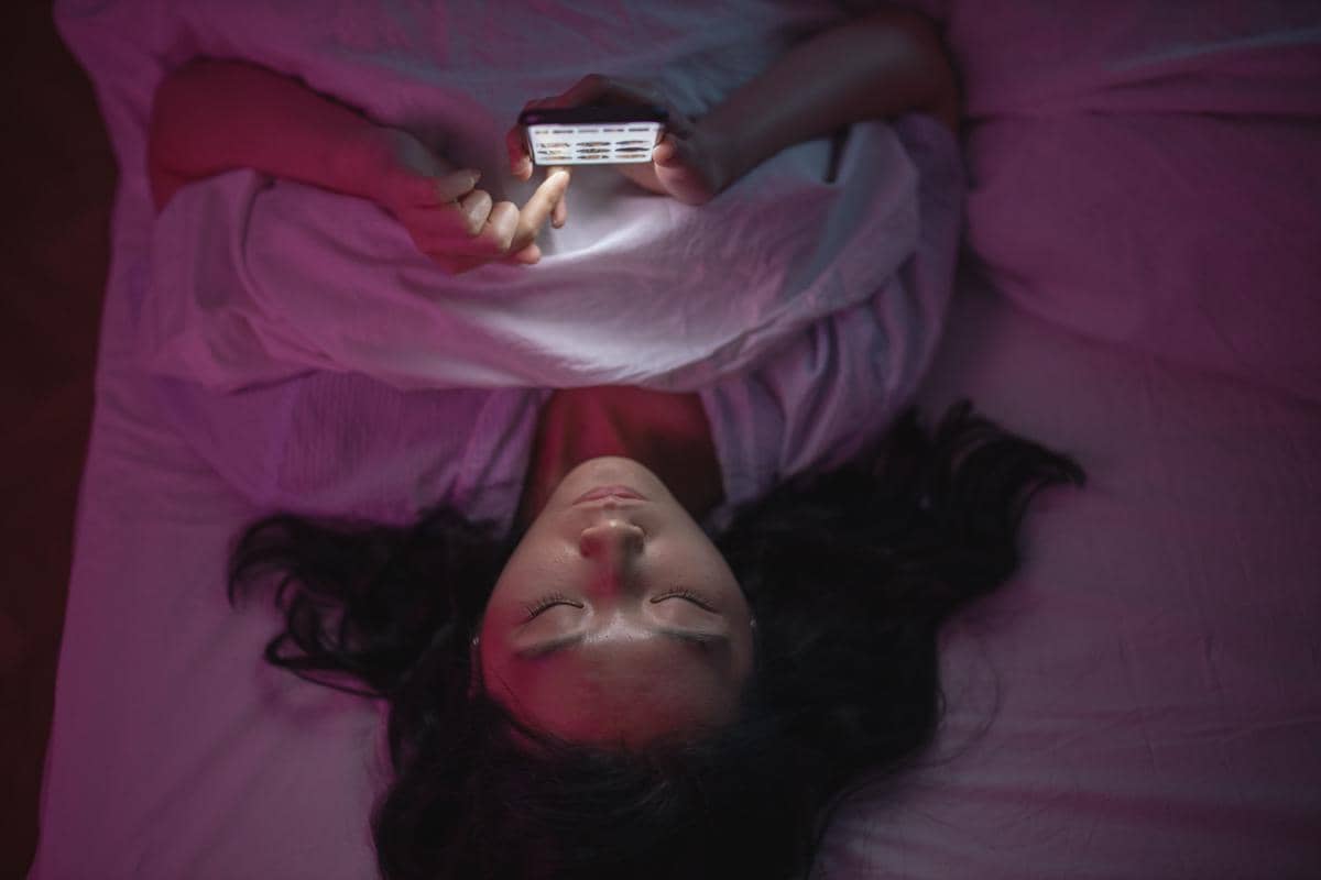Ilustrasi seorang wanita menggunakan smartphone, menggambarkan aktivitas digital melalui perangkat seluler sehari-hari.