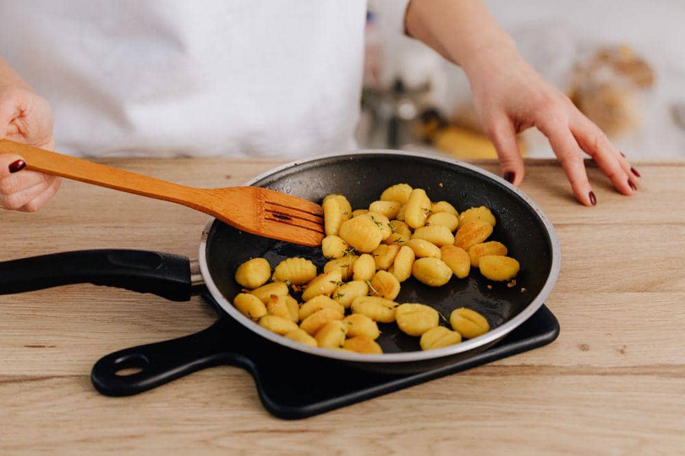 ilustrasi memasak kimpul gnocchi