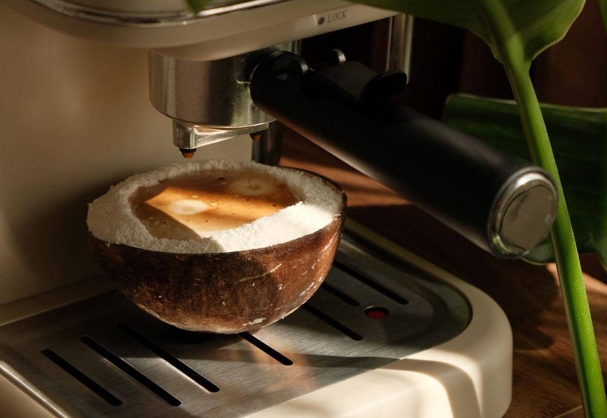 ilustrasi menuang espresso dalam batok kelapa