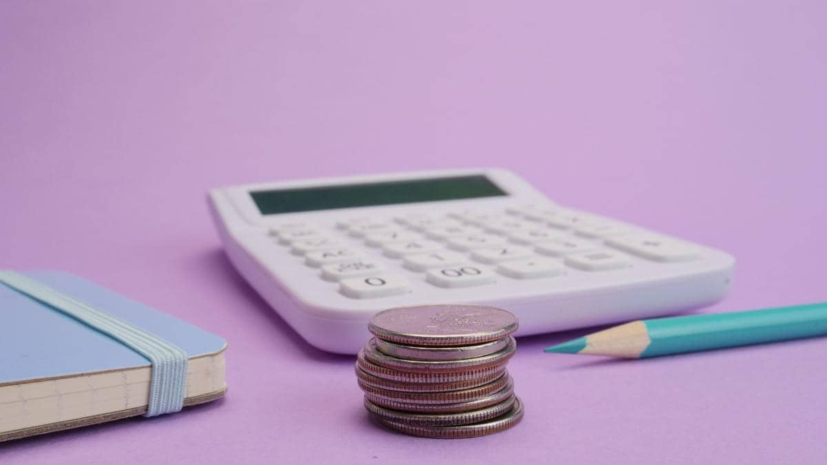 Ilustrasi mencatat dan menghitung batas anggaran pengeluaran bulanan