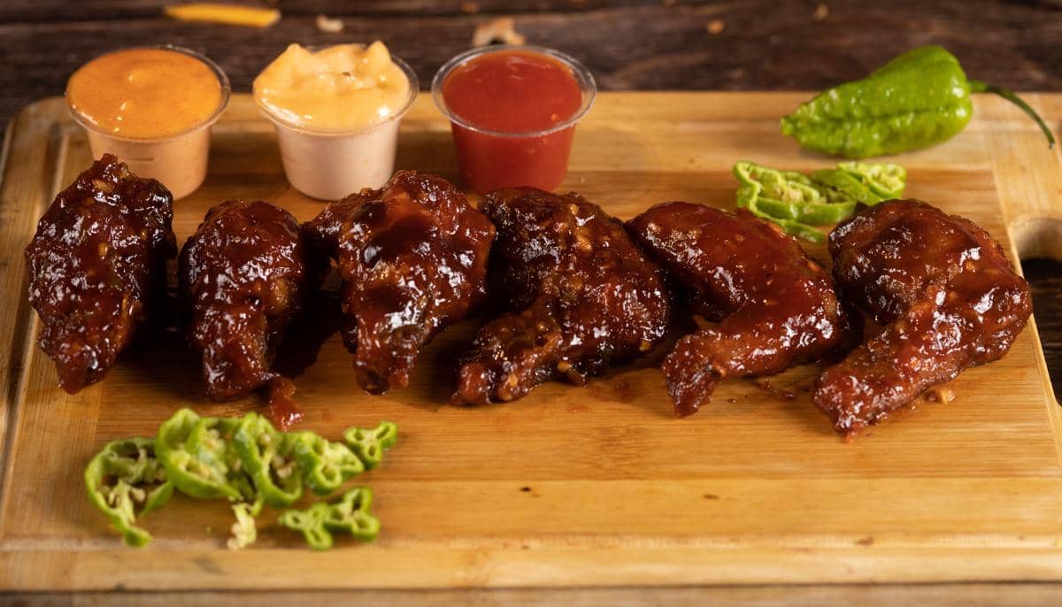 ilustrasi chicken wings hot spicy