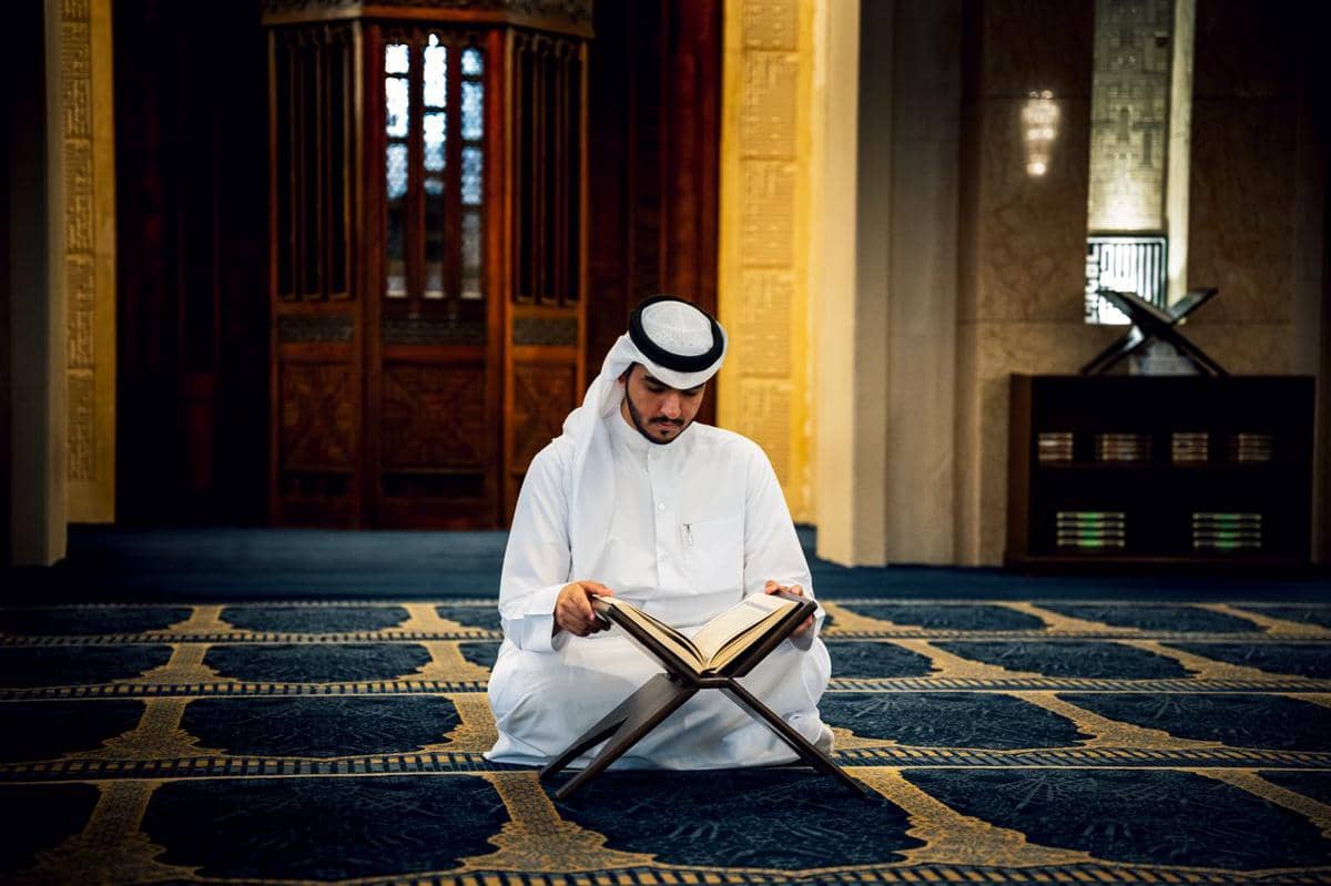 Ilustrasi membaca Al-Qur'an