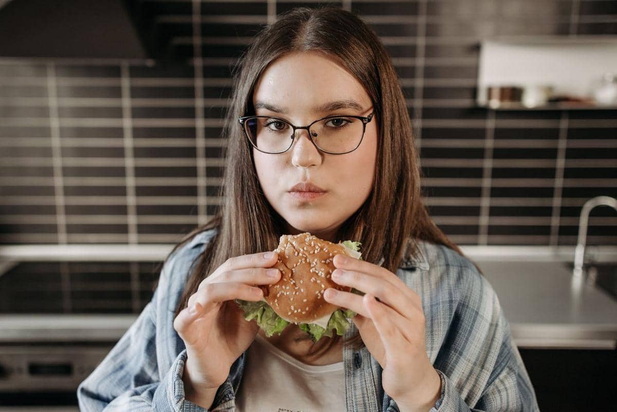 ilustrasi perempuan memegang burger