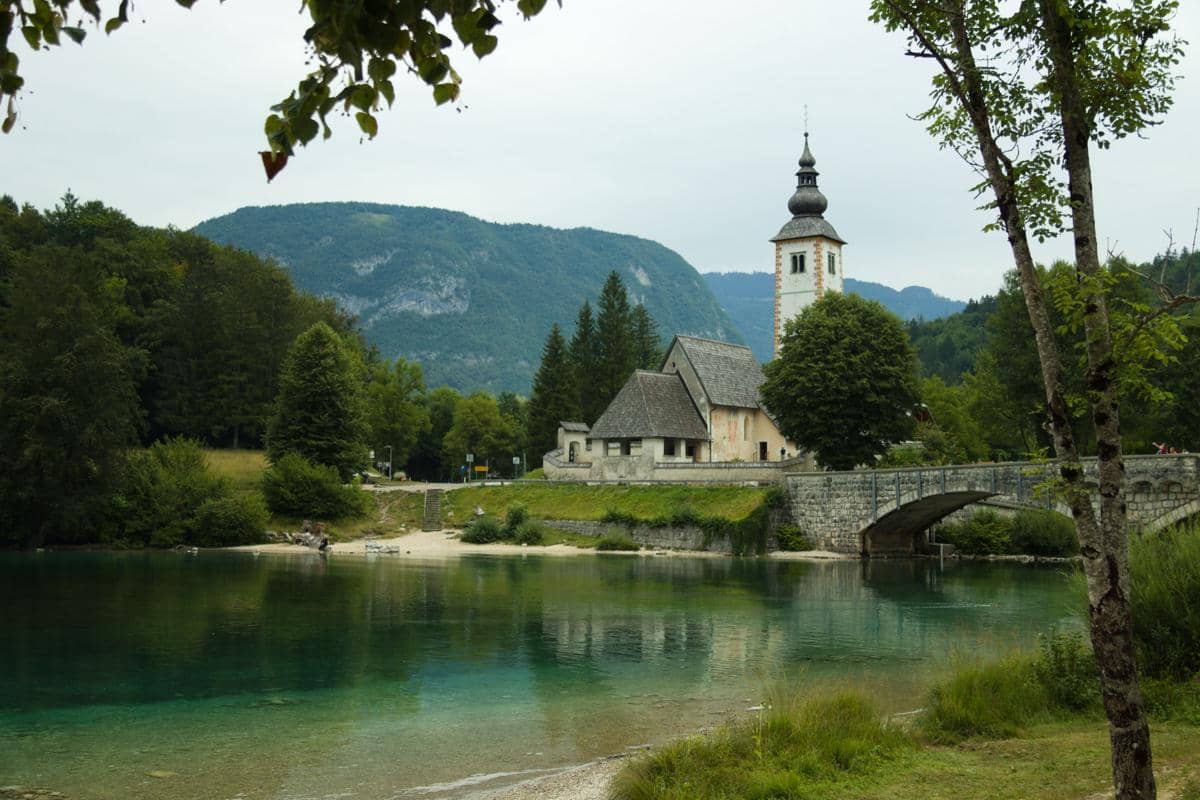 Gereja dan jembatan historis di Bohinjska Bistrica, Radovljica, Slovenia.