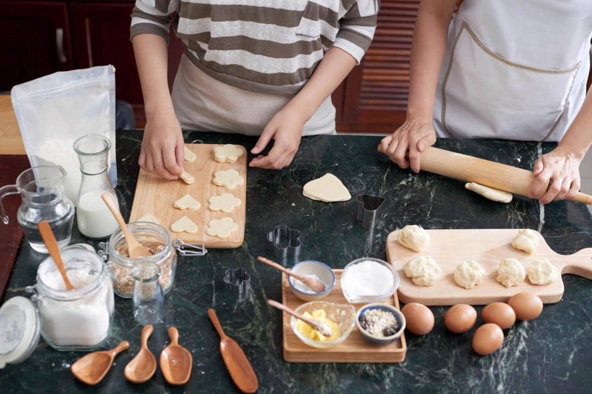 ilustrasi baking bareng teman