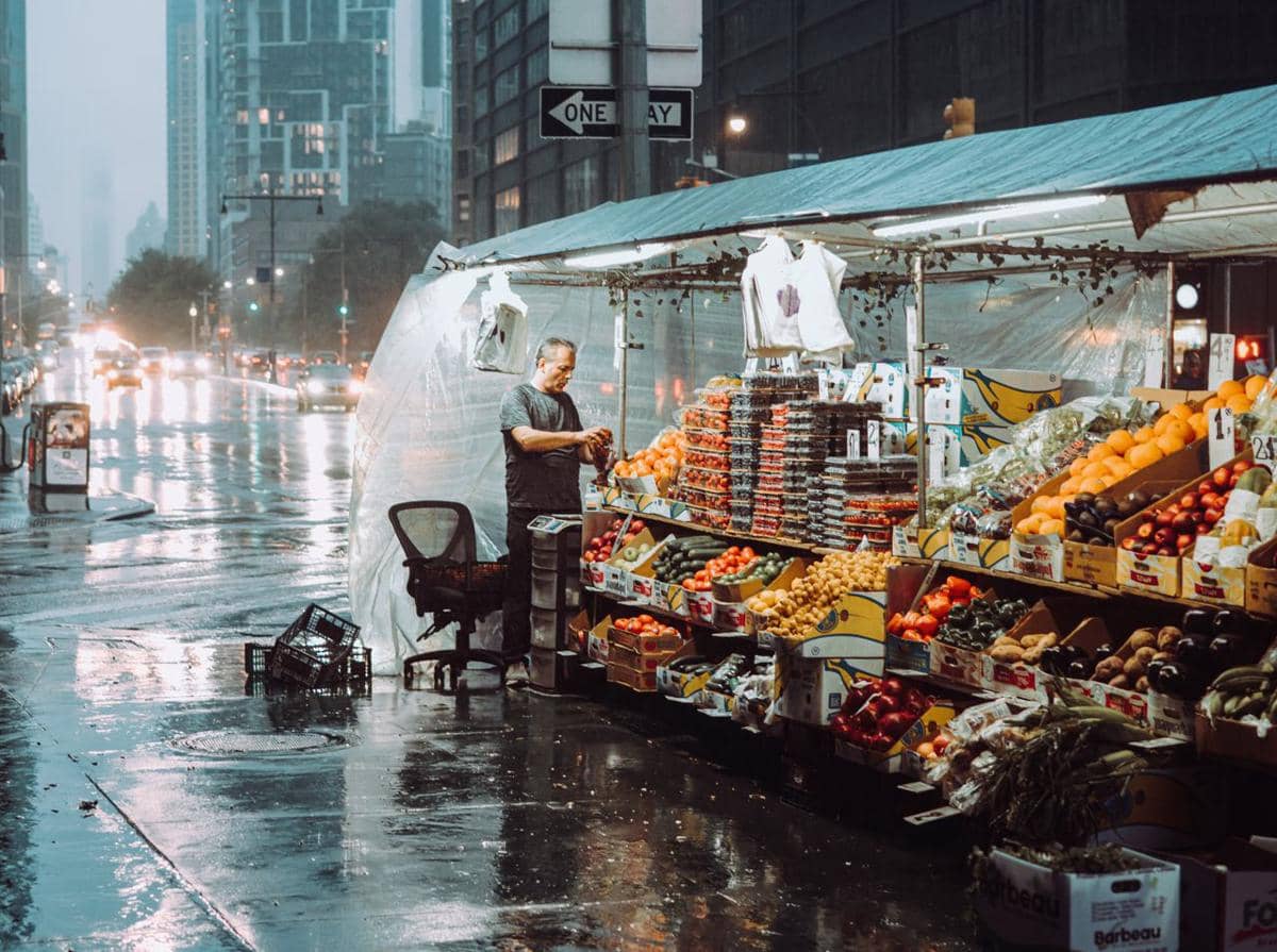 ilustrasi night market, New York, Amerika Serikat, toko belanja kebutuhan sehari-hari, toko buah