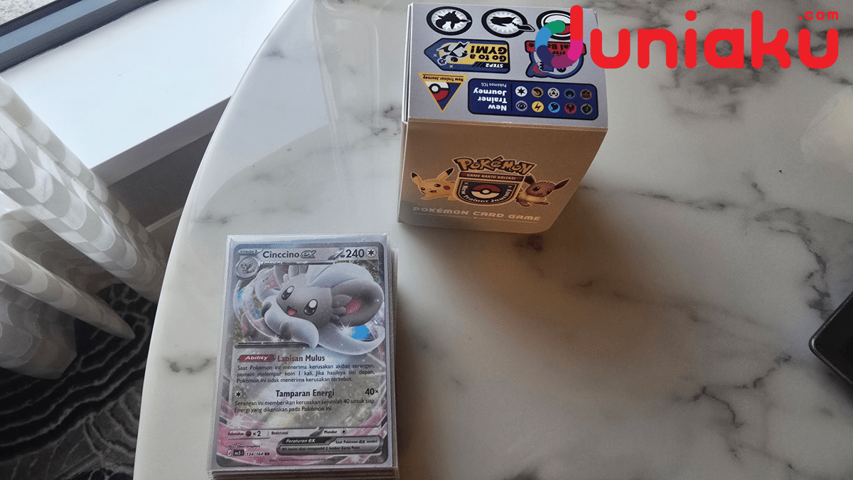Kartu Pokémon Trading Card Game Cinccino ex dengan ilustrasi karakter Cinccino dan informasi serangan pada latar holografis.