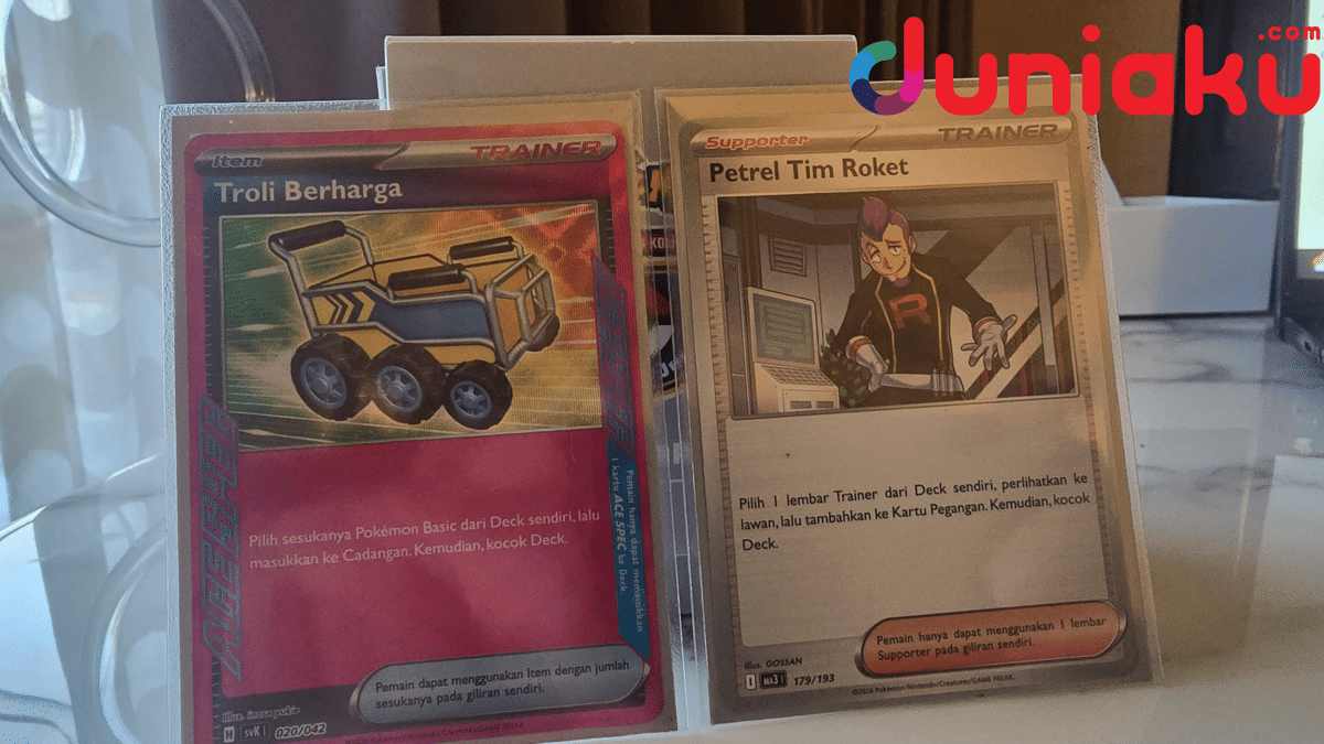 Dua kartu Pokémon Trading Card Game, Troli Berharga dan Petrel Tim Roket, terlihat berdampingan dalam ilustrasi.