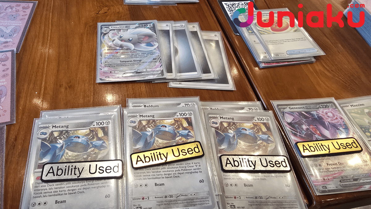 Susunan kartu deck Cinccino ex dari Pokémon Trading Card Game yang sedang dimainkan dalam permainan kartu.