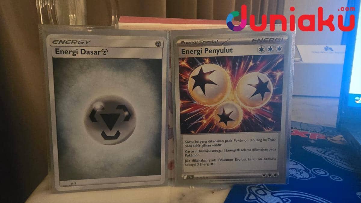 Kartu Energi Dasar tipe Metal dan kartu Energi Penyulut dari Pokémon Trading Card Game dalam satu susunan.