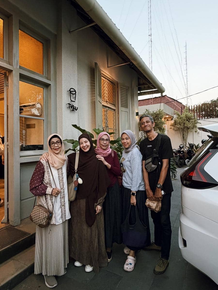 Natasha Rizky berlibur bersama keluarga di Yogyakarta, mengabadikan momen kebersamaan selama perjalanan.