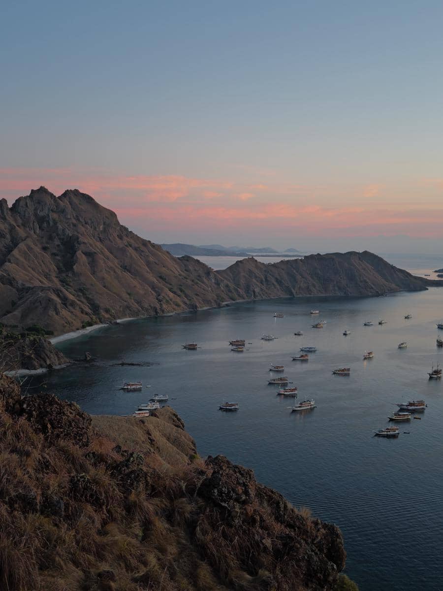 Regina Phoenix dan kekasih liburan di Labuan Bajo