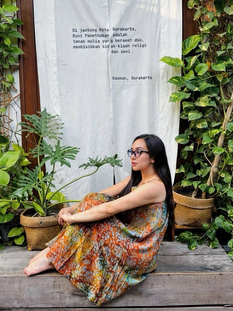 Salmafina Sunan saat jalan-jalan di Surakarta