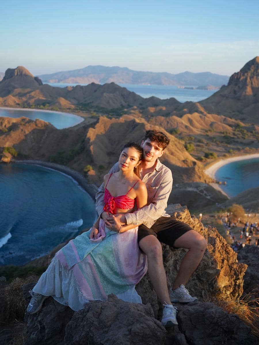 Regina Phoenix dan kekasih liburan di Labuan Bajo