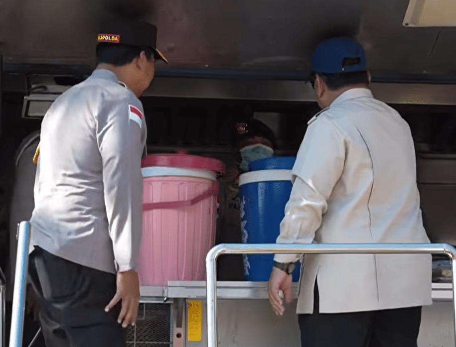 Presiden Prabowo Subianto saat mengunjungi Flores untuk meninjau dampak gempa, Rabu (26/8/2026). (Screenshoot YouTube Sekretariat Presiden)
