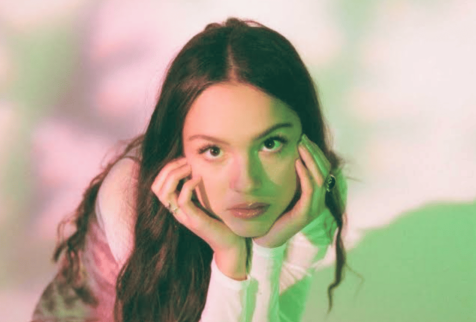 Lirik Lagu favorite crime - Olivia Rodrigo beserta Maknanya