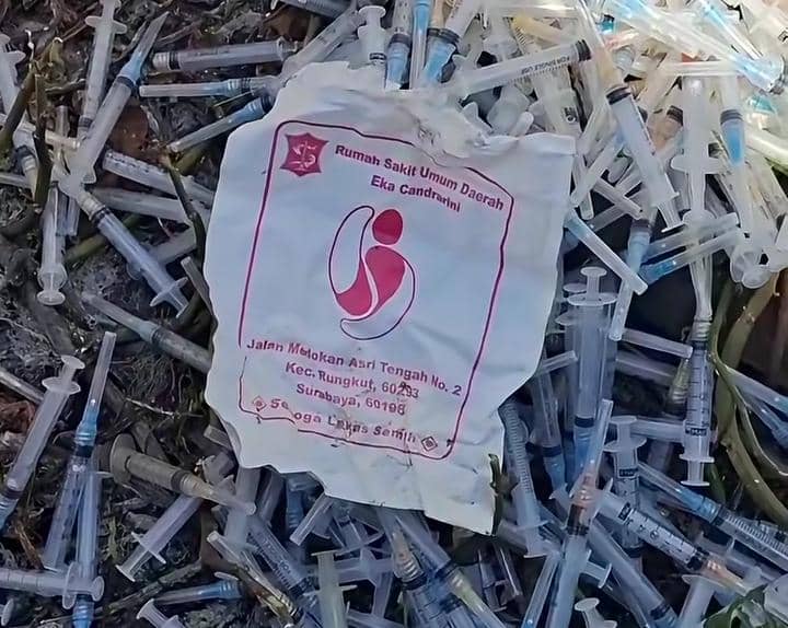 Viral Limbah B3 Diduga Milik RS Pemkot Surabaya Ditemukan di Selokan