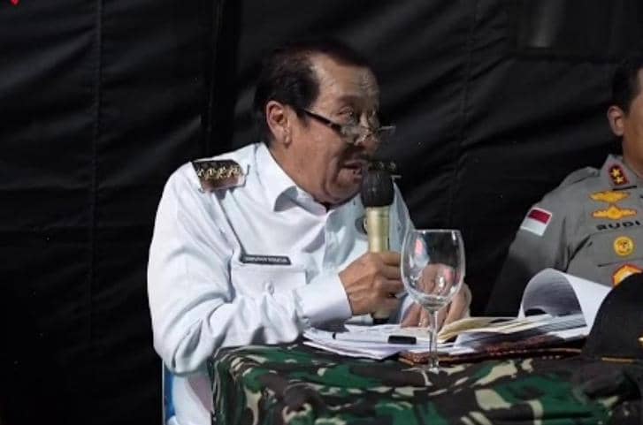 Bupati Nagekeo Simplisius Donatus berbicara kepada Presiden Prabowo saat peninjauan dampak gempa di Nagekeo.