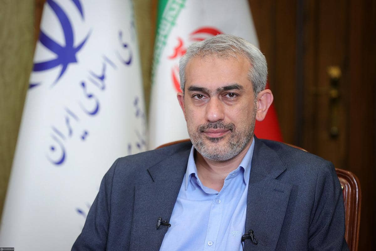 Seyed Ali Madanizadeh sedang berada di kantornya.