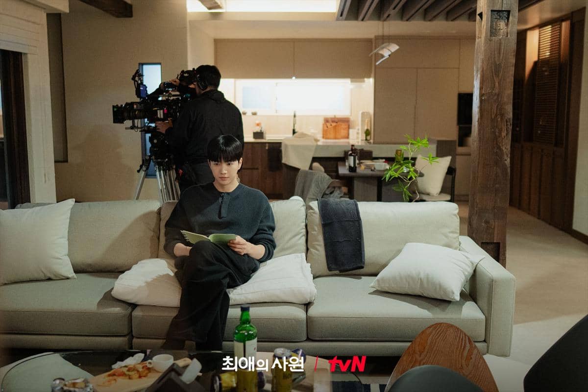 Suasana di balik layar produksi drama My Bias, My Boss yang dibagikan melalui akun Instagram tvN Drama.