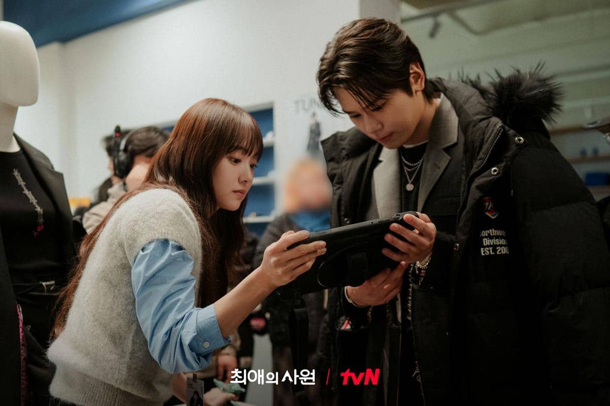 Cuplikan di balik layar produksi drama Korea My Bias, My Boss dari akun Instagram tvN Drama saat syuting berlangsung.