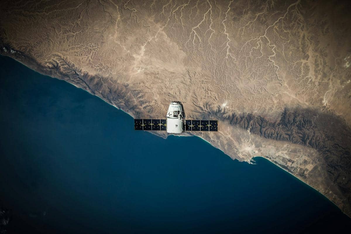 ilustrasi satelit