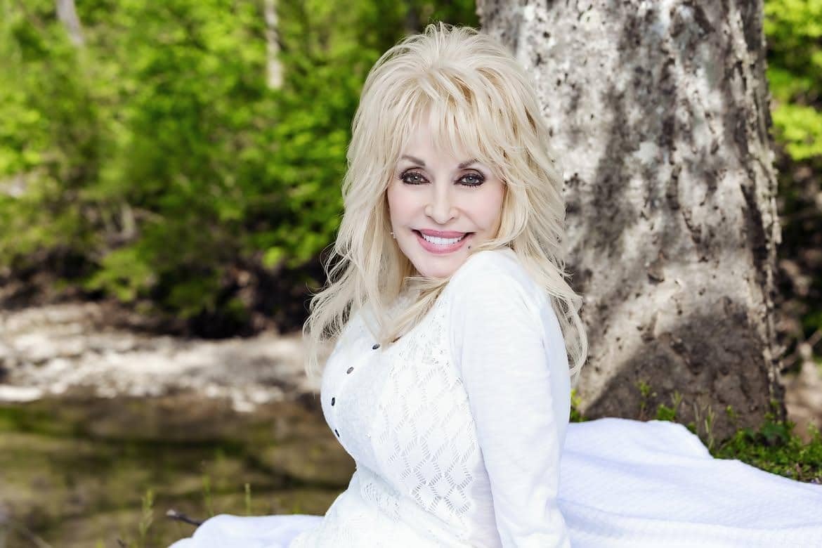 Potret Dolly Parton dari akun Instagram resminya dalam unggahan yang mengibaratkan musim panas sebagai pesta alam tahunan.