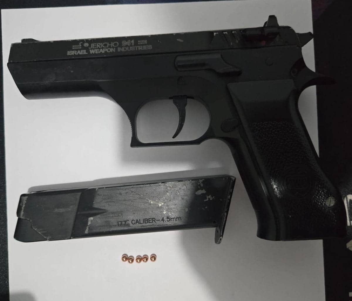 Barang bukti kasus penembakan seorang remaja di Makassar. (Dok. Polsek Makassar)