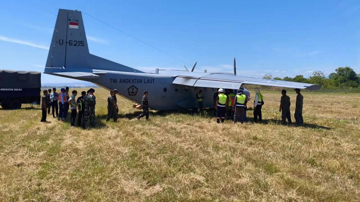 Pesawat TNI AL Tergelincir di Bandara Makassar Akibat Ban Pecah