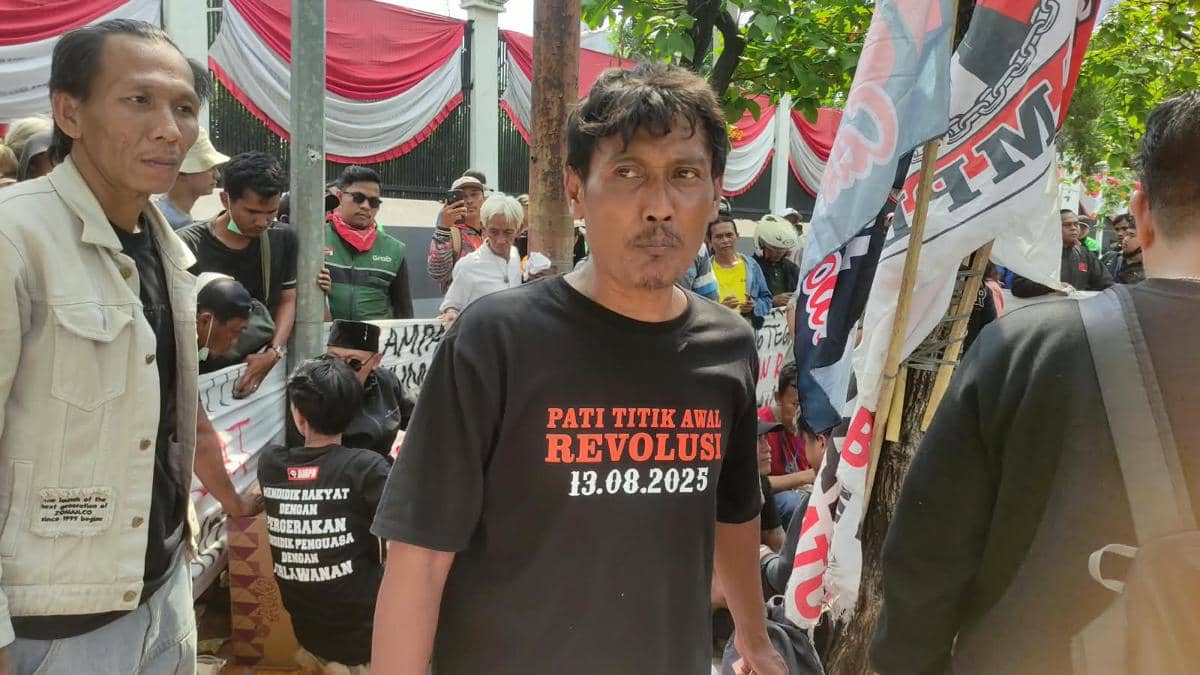 Koordinator Aliansi Masyarakat Pati Bersatu (AMPB), Teguh Istiyanto gelar aksi di Gedung DPR RI, Senayan, Jakarta Pusat.