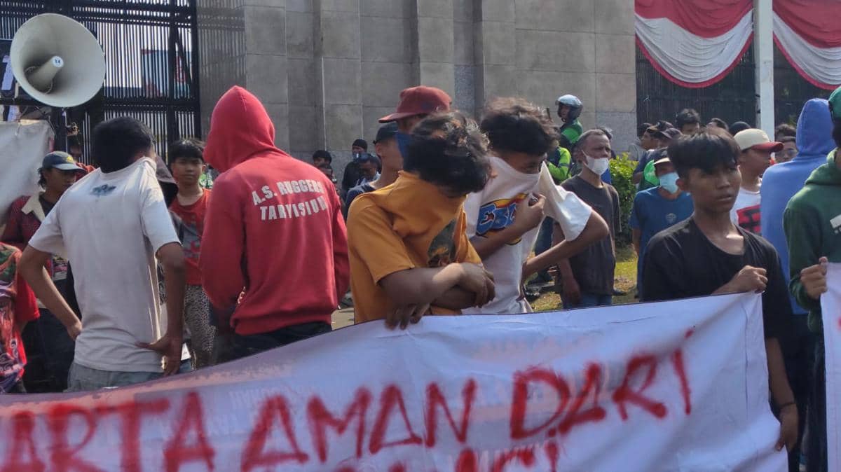 Massa tandingan Aliansi Masyarakat Pati Bersatu (AMPB) menggelar demo di Gedung DPR RI, Jakarta Pusat, Rabu (26/8/2026). 