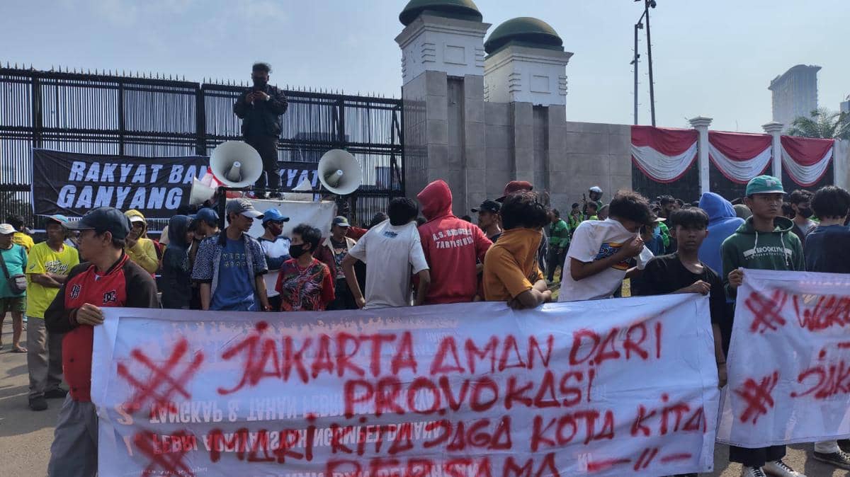 Massa tandingan Aliansi Masyarakat Pati Bersatu (AMPB) menggelar demo di Gedung DPR RI, Jakarta Pusat, Rabu (26/8/2026).