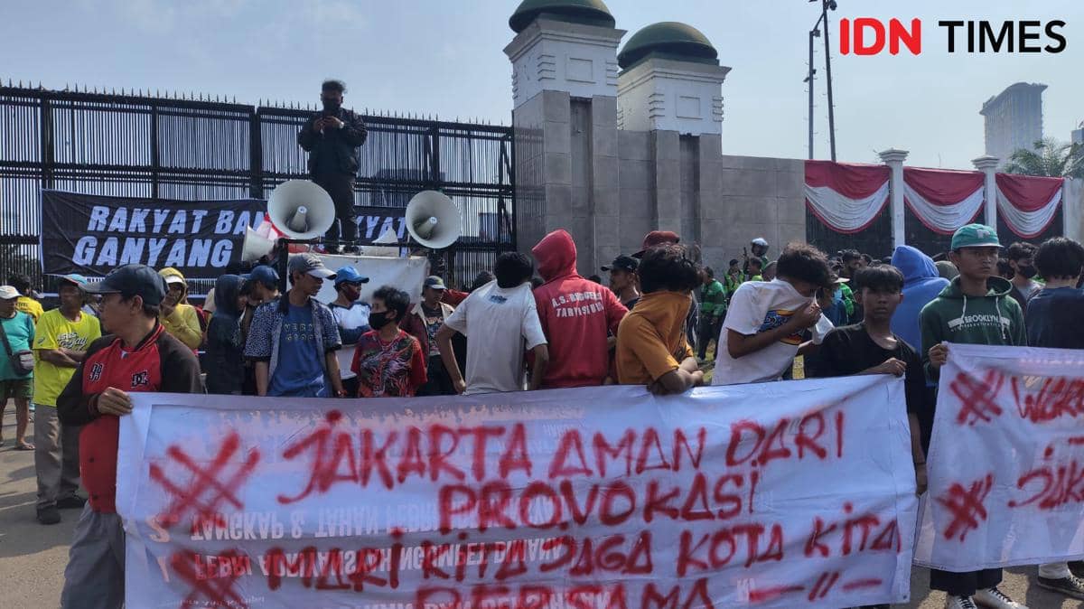Massa 'Tandingan' AMPB Demo di DPR Disoraki: Demo Bayaran! 