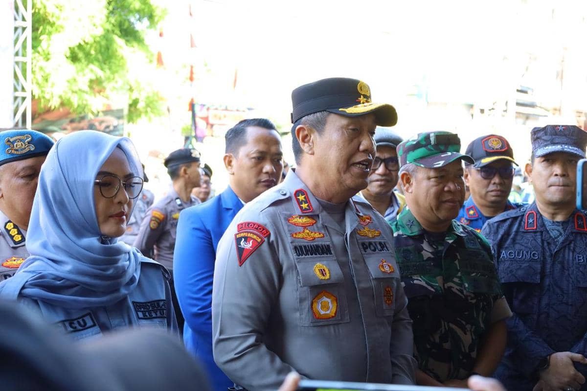 Kapolda Sulsel Irjen Djuhandhani Rahardjo Puro (tengah). (Dok. Polda Sulsel)