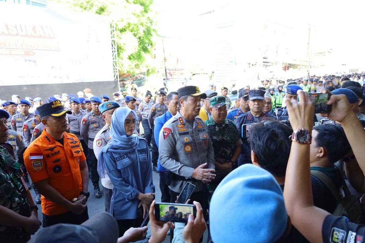 Kapolda Sulsel Irjen Djuhandhani Rahardjo Puro (tengah). (Dok. Polda Sulsel)