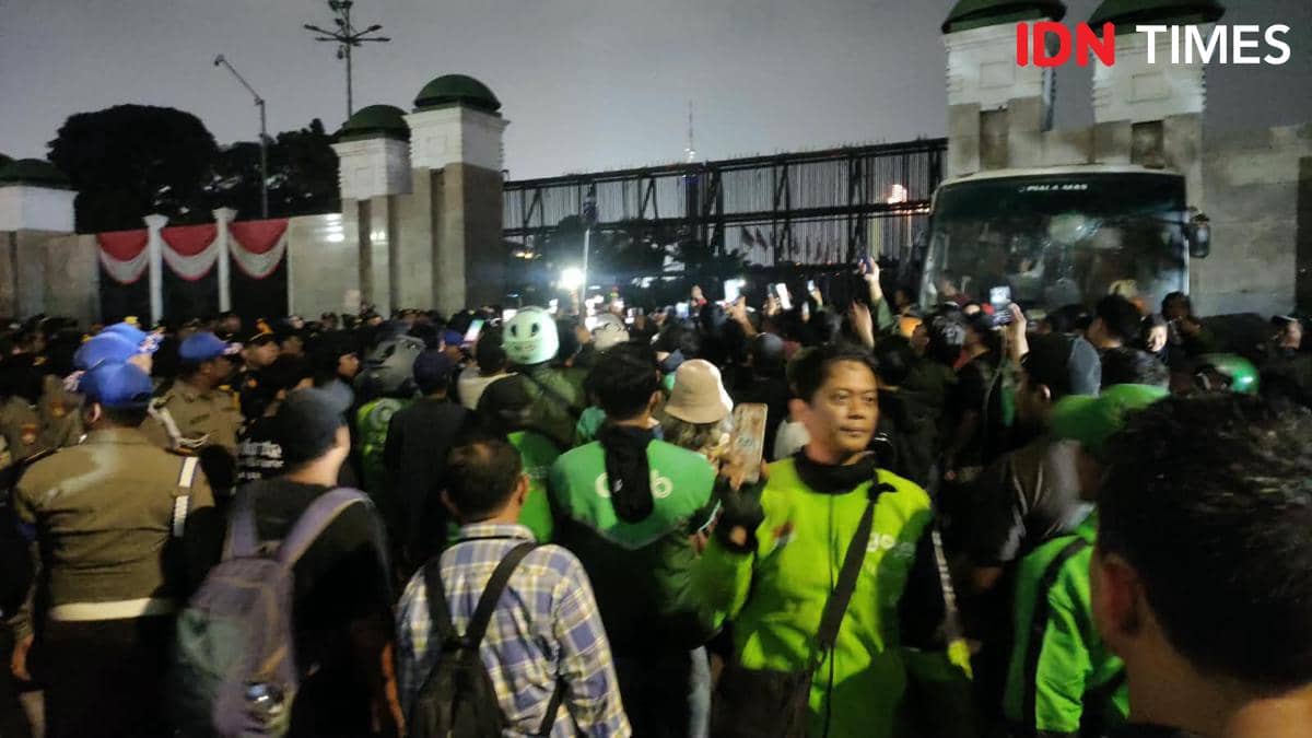Polisi Mulai Bubarkan Demonstran di Depan Gedung DPR
