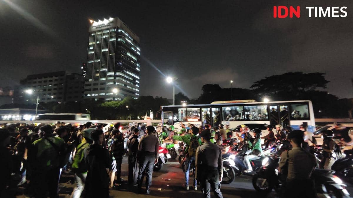 Massa Demo Masih Padati DPR Meski Botok Pati Cs Tinggalkan Lokasi Aksi