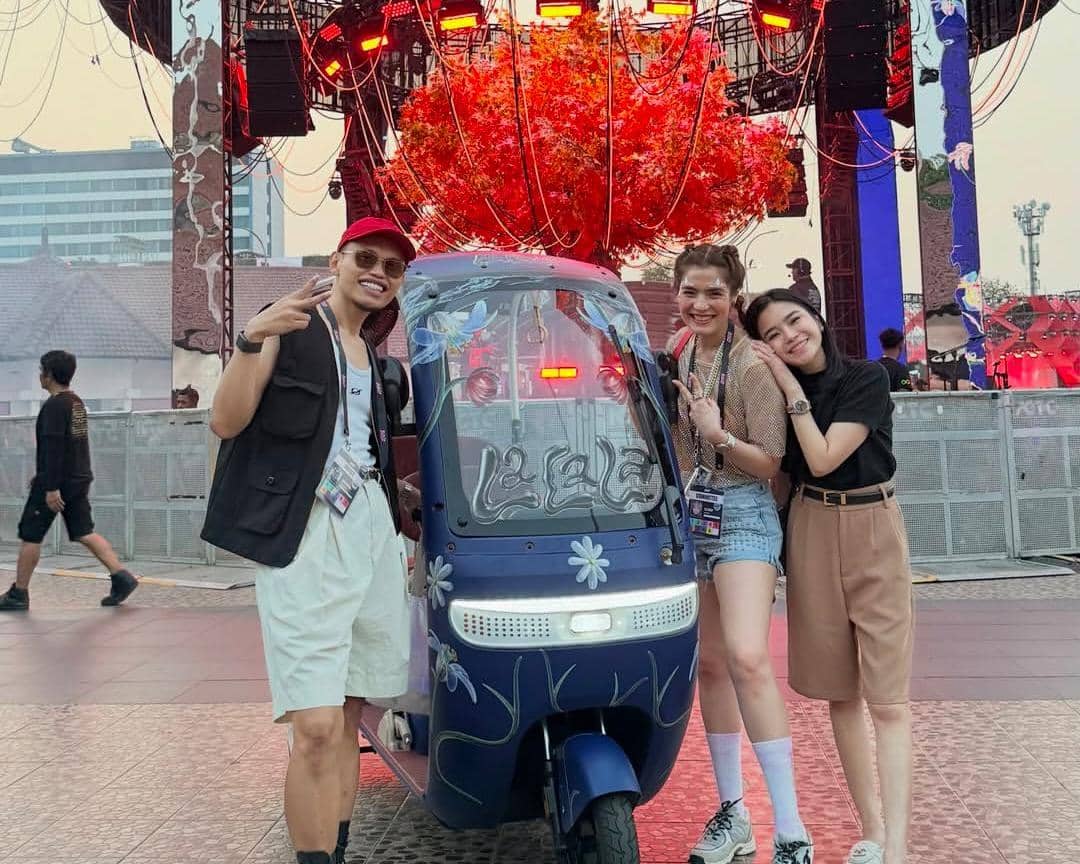Carissa Puteri menghadiri hari pertama Lalala Fest 2026, menikmati penampilan musik di area festival.