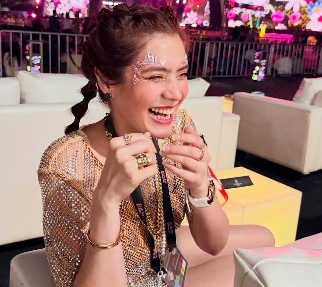 Carissa Puteri menghadiri LaLaLa Fest 2026 hari pertama dan membagikan momen menonton festival musik.