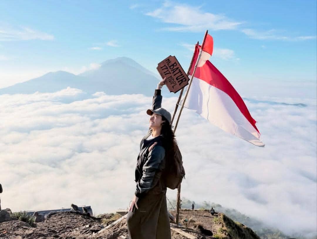 Naomi Zaskia mendaki Gunung Batur, Bali
