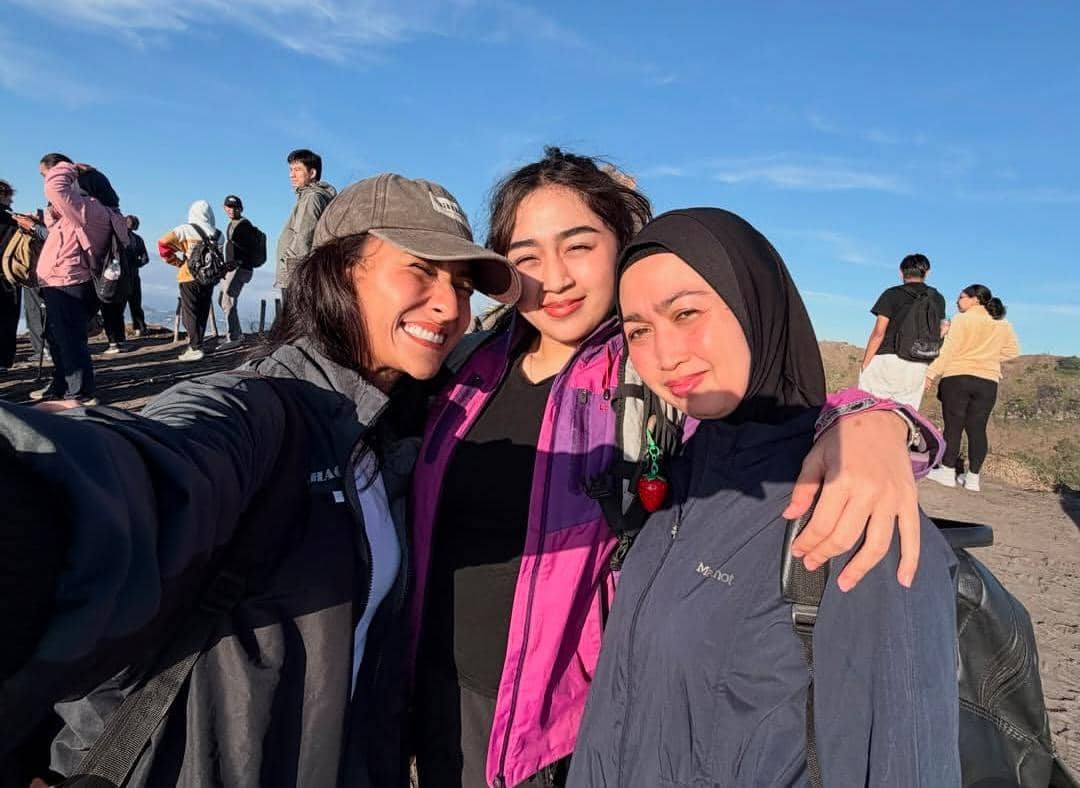 Naomi Zaskia mendaki Gunung Batur, Bali
