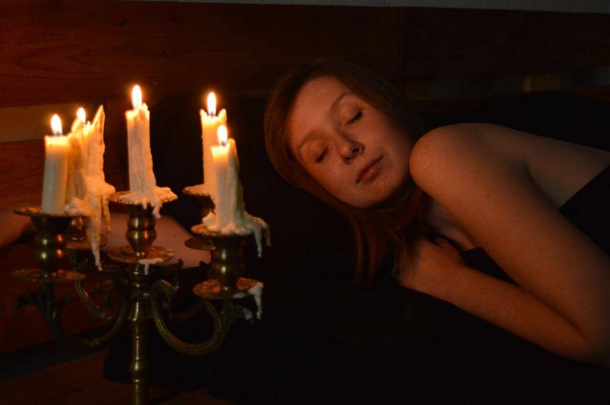 tidur dengan lilin menyala
