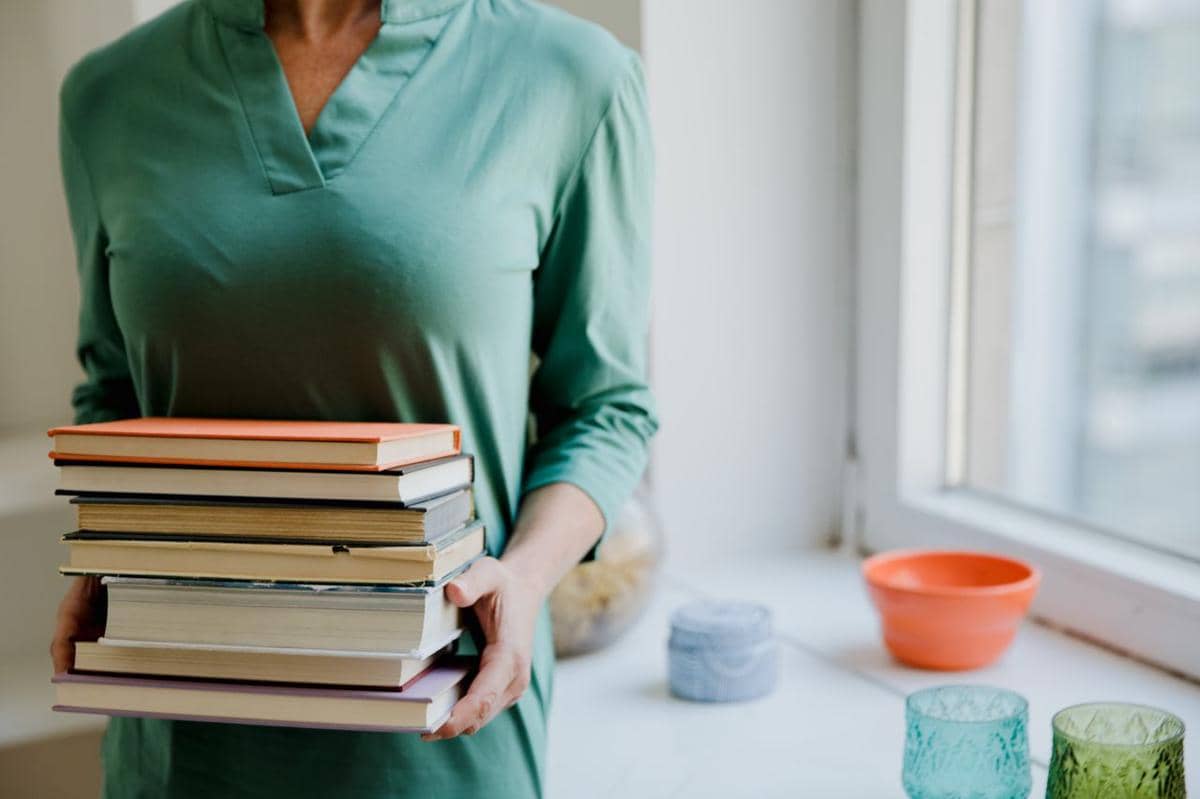 5 Cara Decluttering Buku agar Rak Lega dan Koleksi Tetap Bermakna