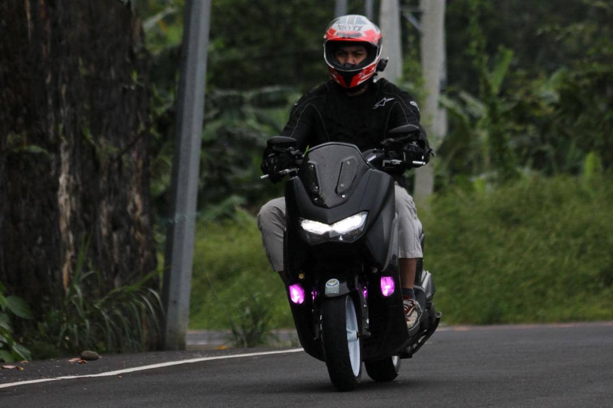 ilustrasi mengendarai motor