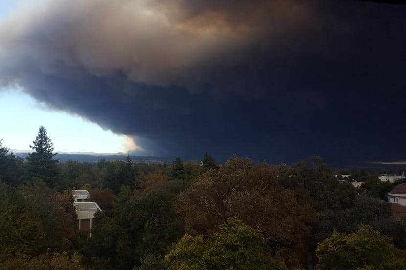 Pemandangan ke arah timur menuju Paradise, CA pada hari pertama kebakaran Camp Fire. Diambil dari puncak Butte Hall, CSU Chico.