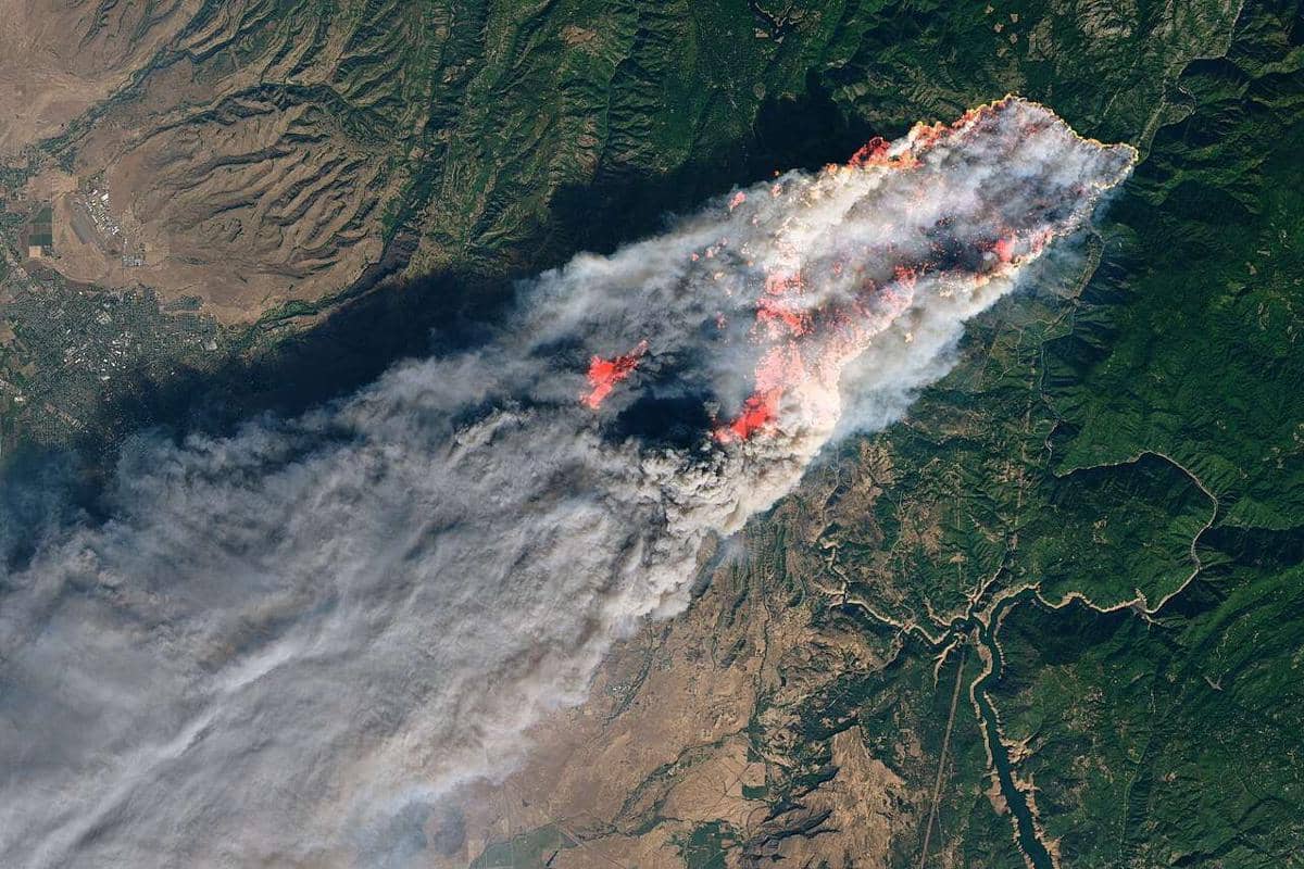 kebakaran hutan Camp Fire dipotret dari satelit