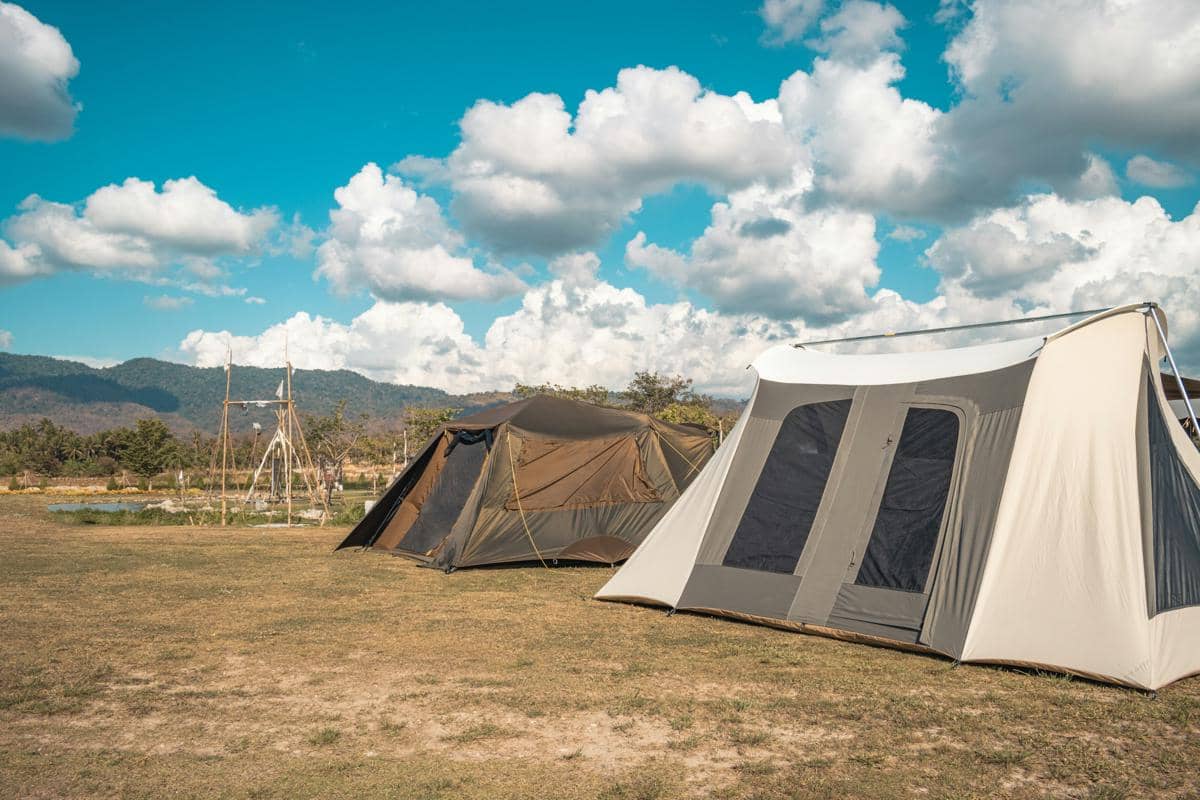 ilustrasi tenda untuk camping