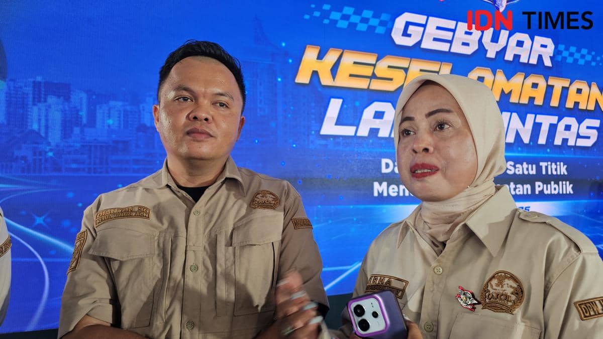 Ketua Asosiasi Ojol Nusantara, Dianton dan Ketua DPW Asosiasi Ojol Nusantara Jabodetabek, Erna saat acara Gebyar Safety Riding di Pusdik Lantas Serpong